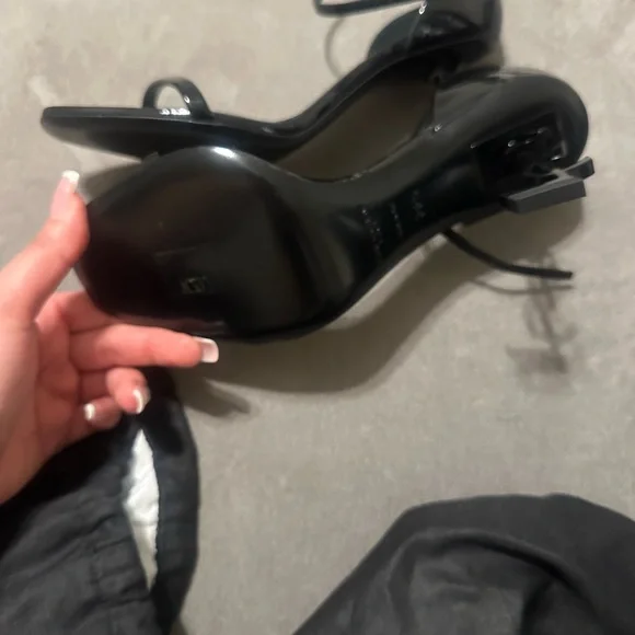 Yves Saint Laurent Black Patent Heels with Iconic Logo - Picture 4 of 7